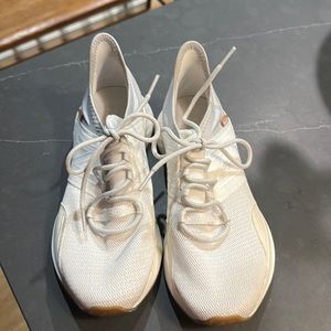 New balance women’s Fresh Foam Roav Running shoes